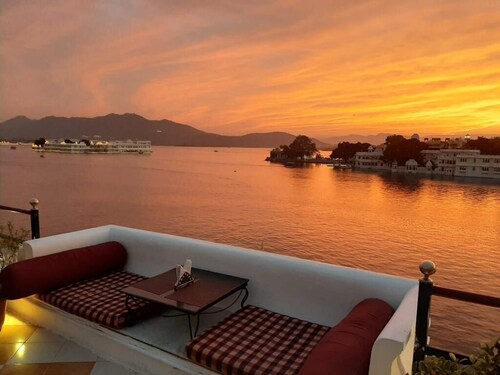 Hotal Devraj Niwas on Lake Pichola Udaipur