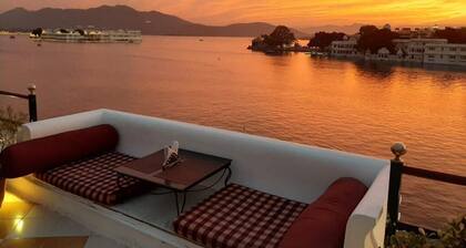 Hotal Devraj Niwas on Lake Pichola Udaipur