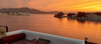 Hotal Devraj Niwas on Lake Pichola Udaipur