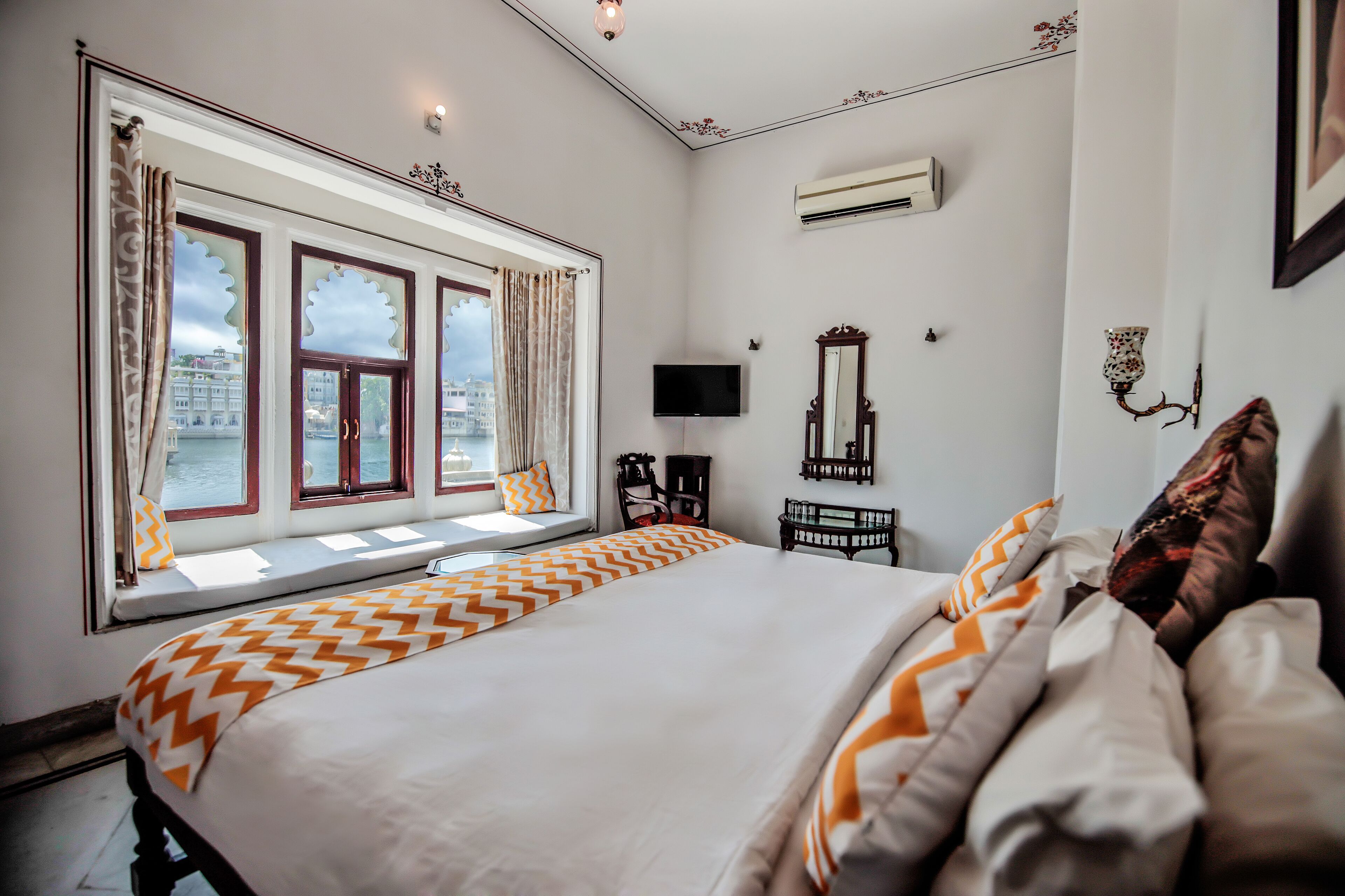 Premium Lake View Room | Individually decorated, desk, soundproofing, free WiFi