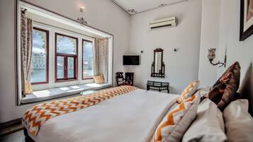 Premium Lake View Room | Individually decorated, desk, soundproofing, free WiFi