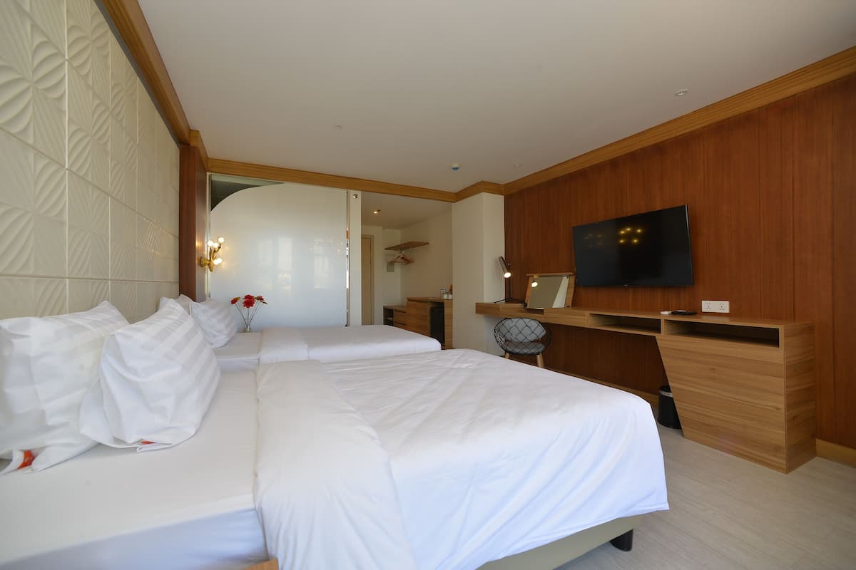 Minibar, värdeförvaringsskåp på rummet och skrivbord