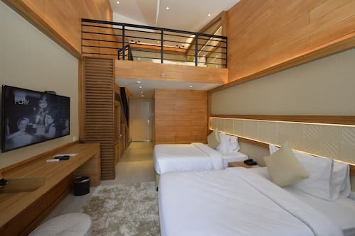 Lavender Loft Room | Minibar, in-room safe, desk, blackout drapes