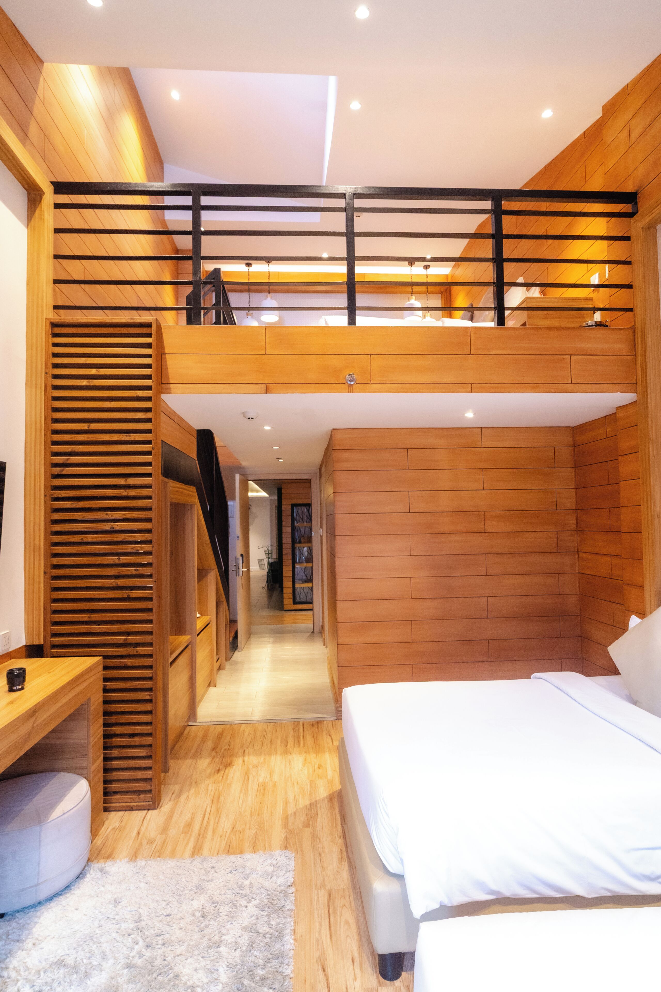 White Loft Room | Peti besi dalam bilik, langsir/tirai gelap terus, kalis bunyi 