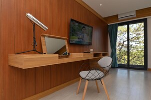 Premiere Room | Minibar, in-room safe, desk, blackout drapes