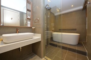 Rose Loft Room | 浴室 | 淋浴设施、免费洗浴用品、吹风机、浴袍