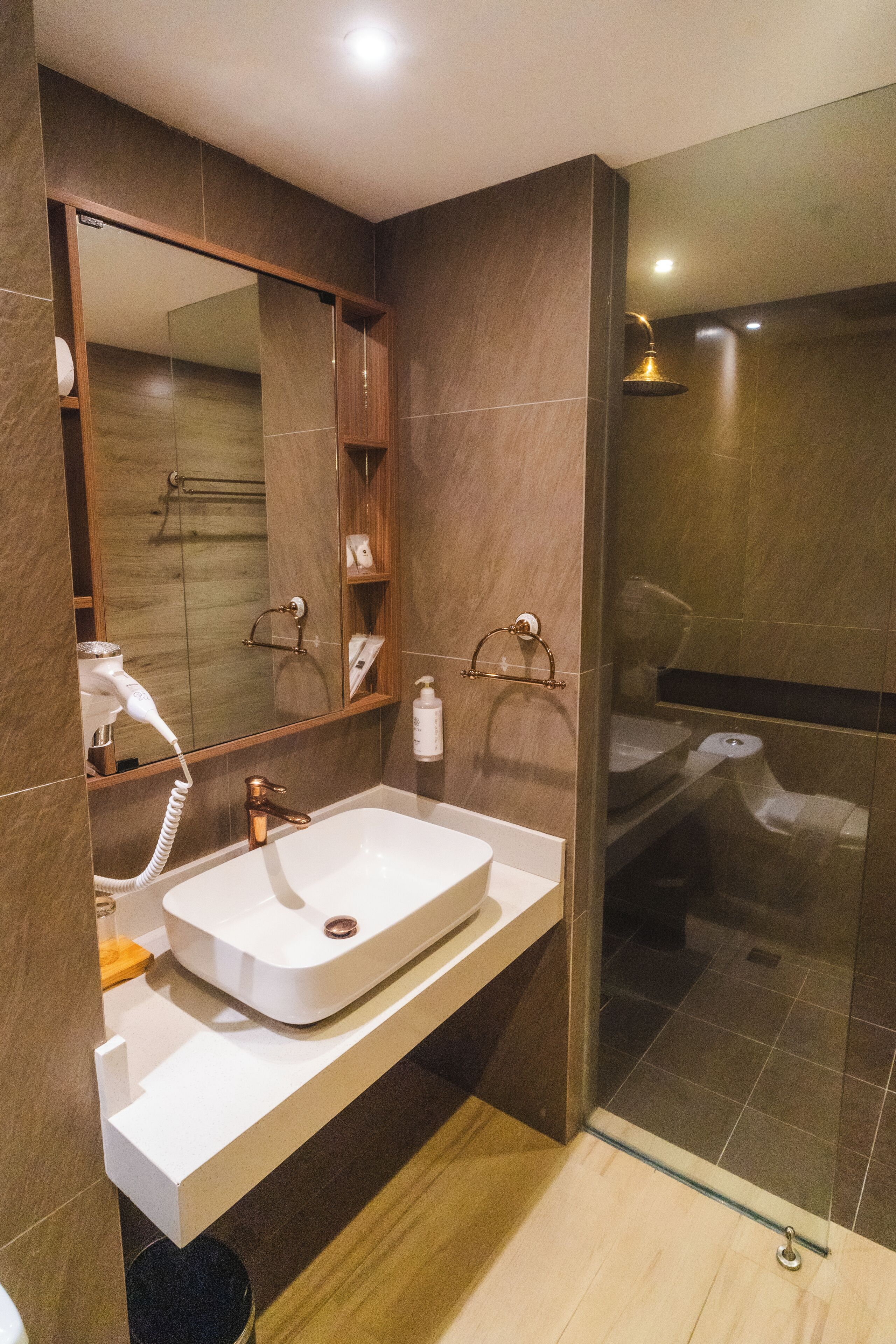 White Loft Room | Bilik Mandi | Pancuran mandi, kelengkapan dandanan diri percuma, pengering rambut 