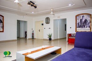 Lobby sitting area - Villa De l'Intégration (Ouagadougou)