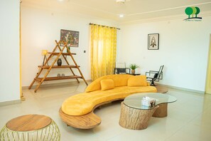 Executive Suite | Living area | 42-inch flat-screen TV with satellite channels, TV, Netflix