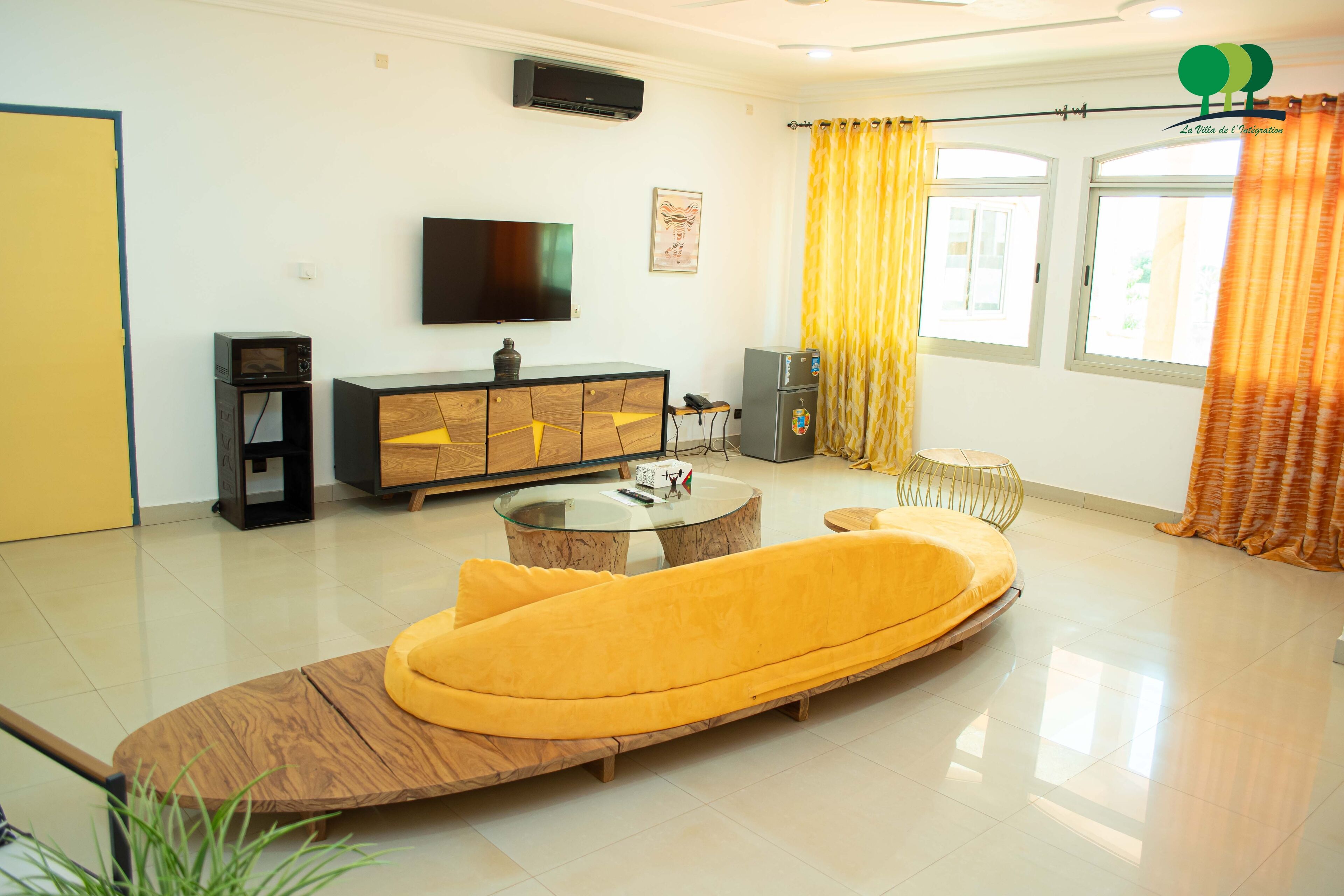 Executive Suite | Living area | 42-inch flat-screen TV with satellite channels, TV, Netflix