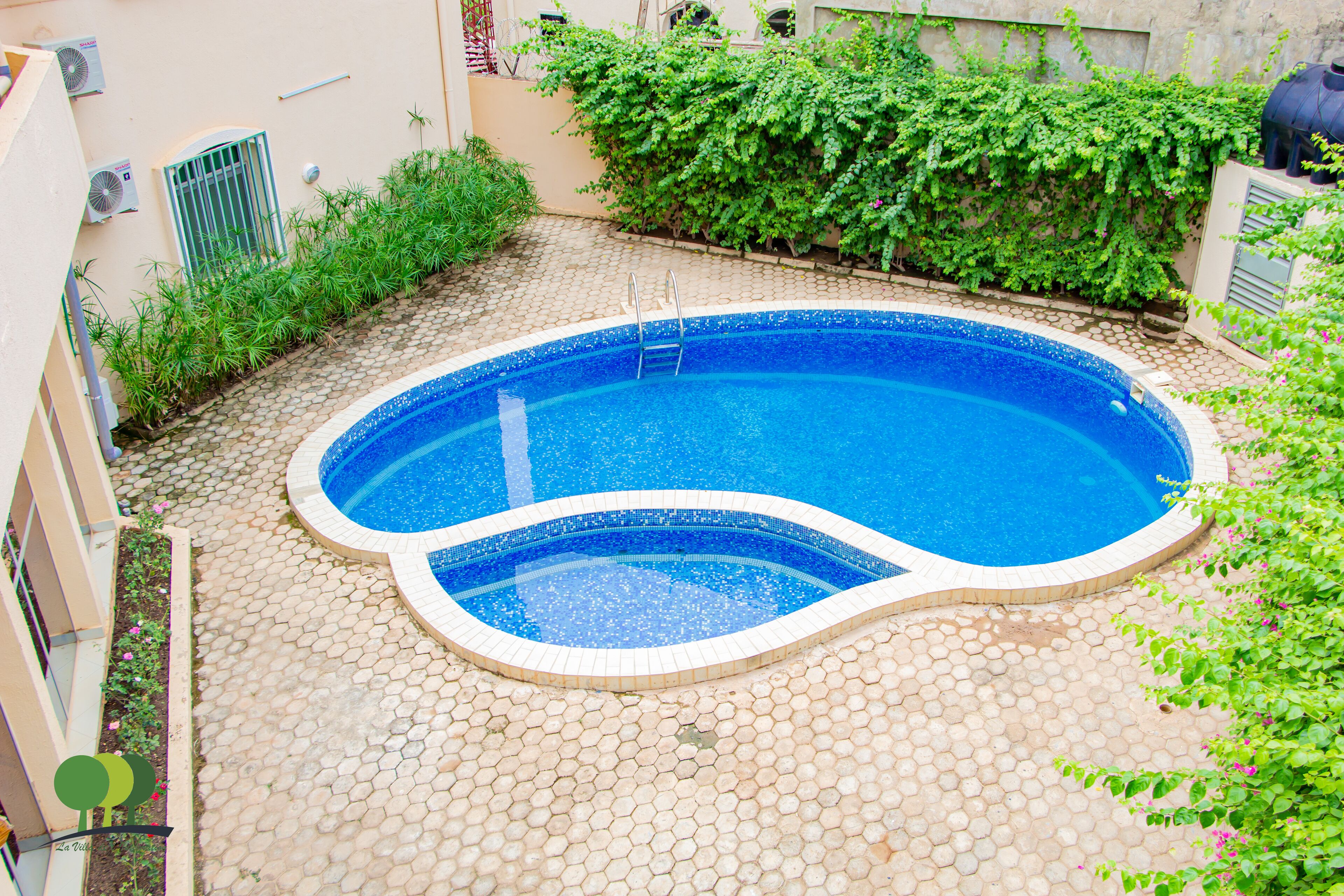 Una piscina cubierta, 2 piscinas al aire libre, sombrillas
