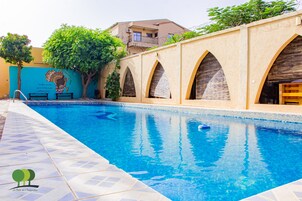Una piscina techada, 2 piscinas al aire libre, sombrillas