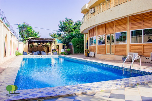 Kolam renang tertutup, 2 kolam renang terbuka, payung kolam