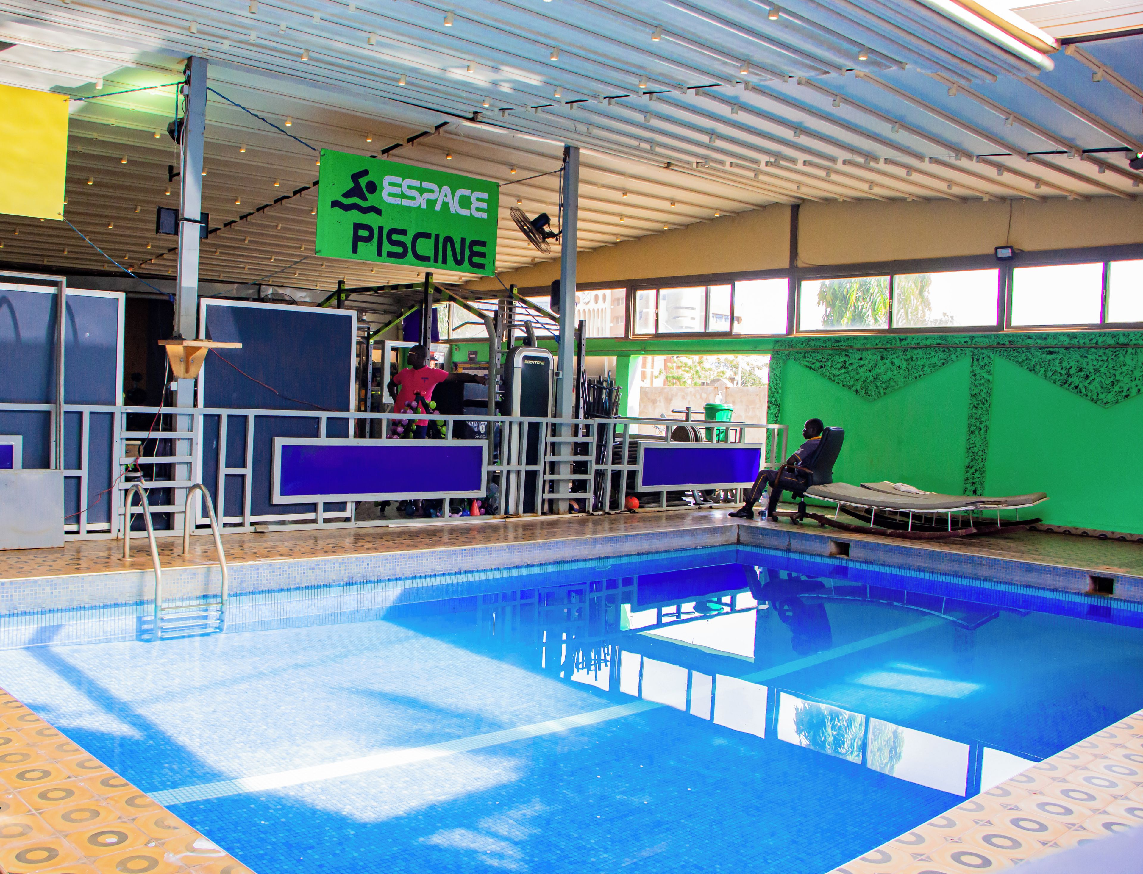 Een zwembadgedeelte met een bordje met de tekst 'ESPACE PISCINE'.