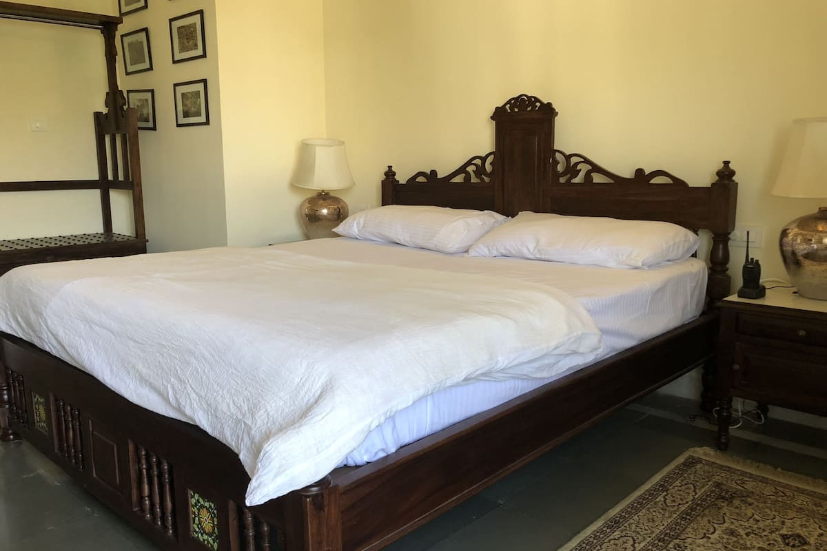 Deluxe Double Room, 1 King Bed, Hill View