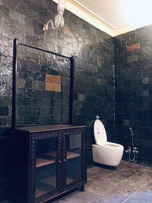 Quarto casal luxo, várias camas, vista para a colina | Banheiro | Chuveiro, chuveiro com efeito de chuva, produtos de toalete grátis