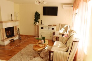 Chambre Double Supérieure (with fireplace)