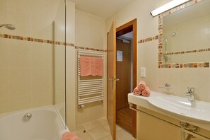 Classic Double Room | Bathroom