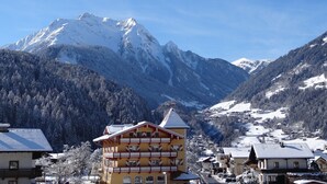 A mountain village with snow-covered buildings and a prominent mountain in the background. - Scheulinghof (Mayrhofen)