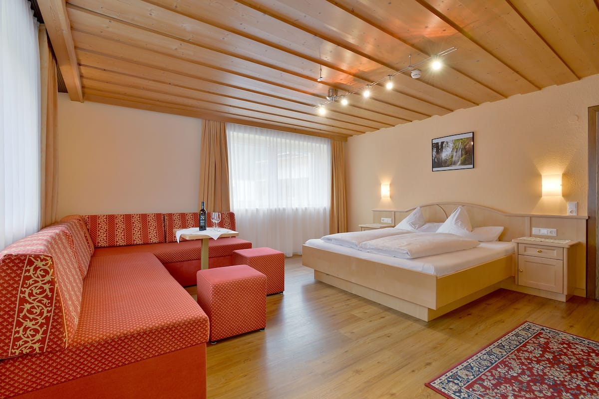 Ropa de cama hipoalergénica y caja de seguridad en la habitación