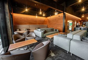 Bar-salon dans le hall