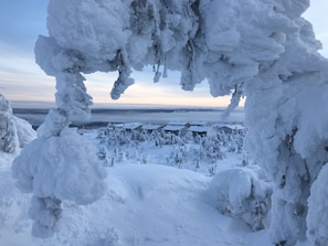 A snow-covered landscape with buildings and trees. - Hotel Iso-Syöte (Pudasjärvi)