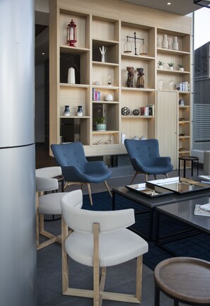 Lobby sitting area - Casa Grande Express (La Paz)