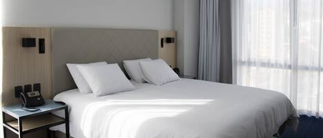Habitación, 1 cama King size, para no fumadores | Minibar, caja de seguridad en la habitación y escritorio