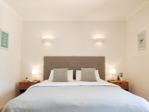 Kamar Double Deluks, 1 Tempat Tidur King, Bebas Asap Rokok | Brankas dan didekorasi berbeda-beda