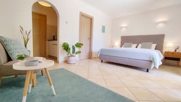 Habitación Deluxe doble, 1 cama de matrimonio grande, no fumadores | Zona de estar | Televisión de pantalla plana de 42 pulgadas con canales por satélite