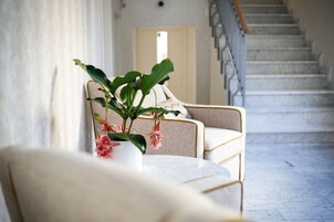 Área de estar no saguão