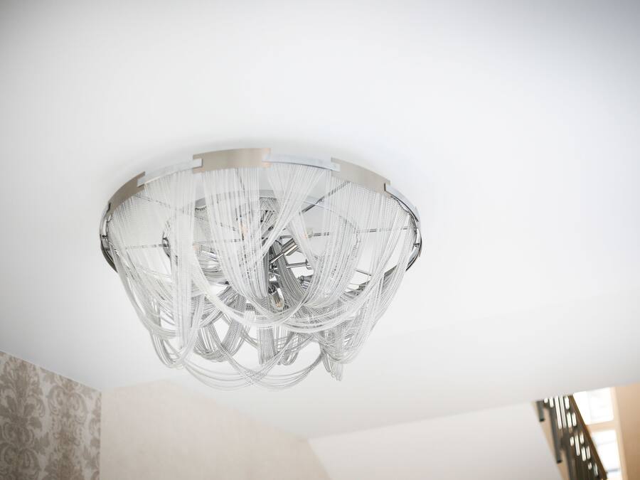 Un candelabro con diseño circular y varias lámparas.