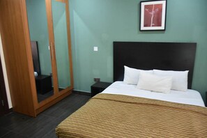 Apartment, 2 Bedrooms, Kitchen | In-room safe, desk, free WiFi