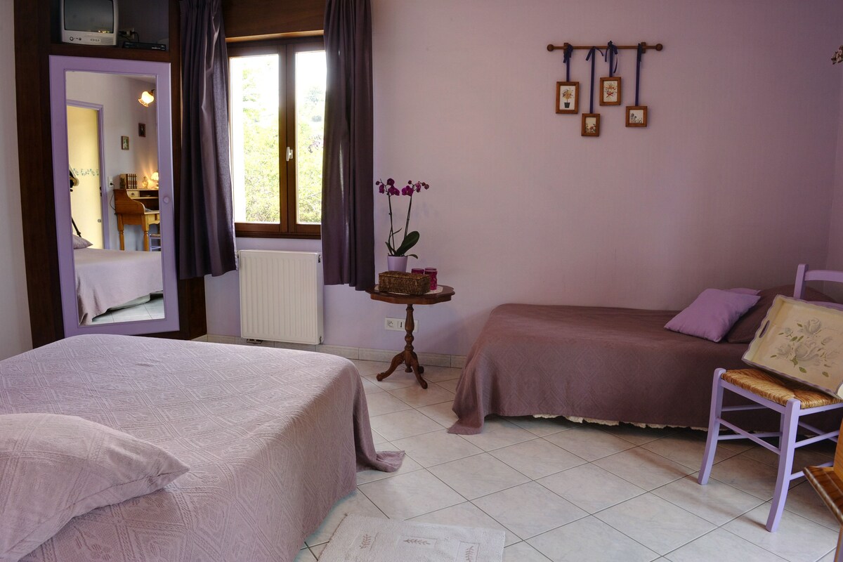 Dreibettzimmer, Nichtraucher (Lilas) | Individuell dekoriert, individuell eingerichtet, kostenloses WLAN