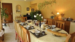 Tägliches inbegriffenes kontinentales Frühstück