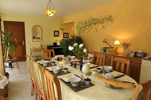 Free daily continental breakfast