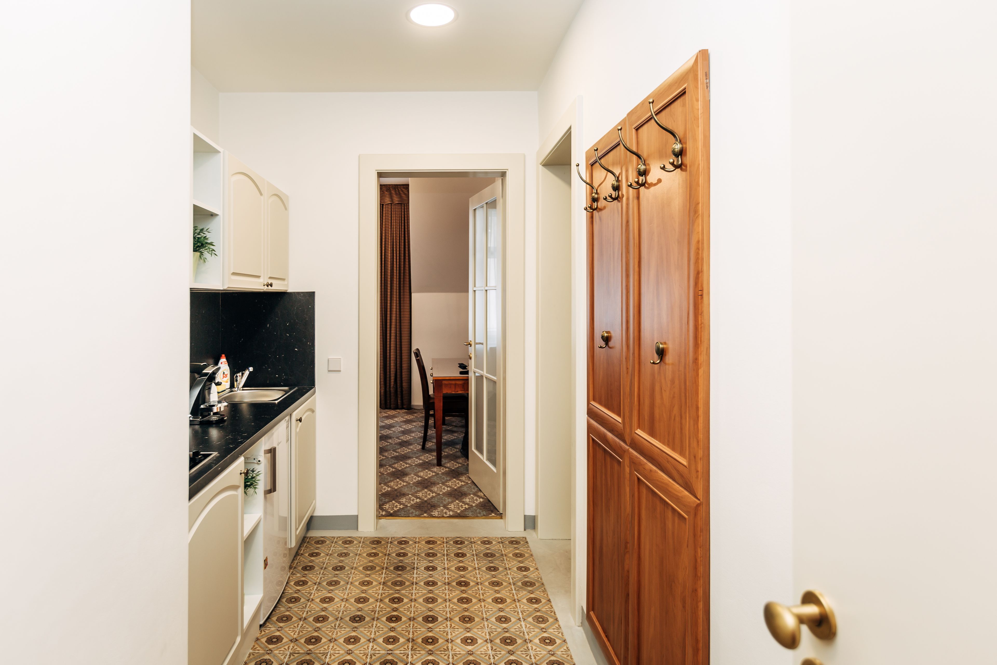 comfort apartment, 2 bedrooms, kitchenette, courtyard area | living area | led tv