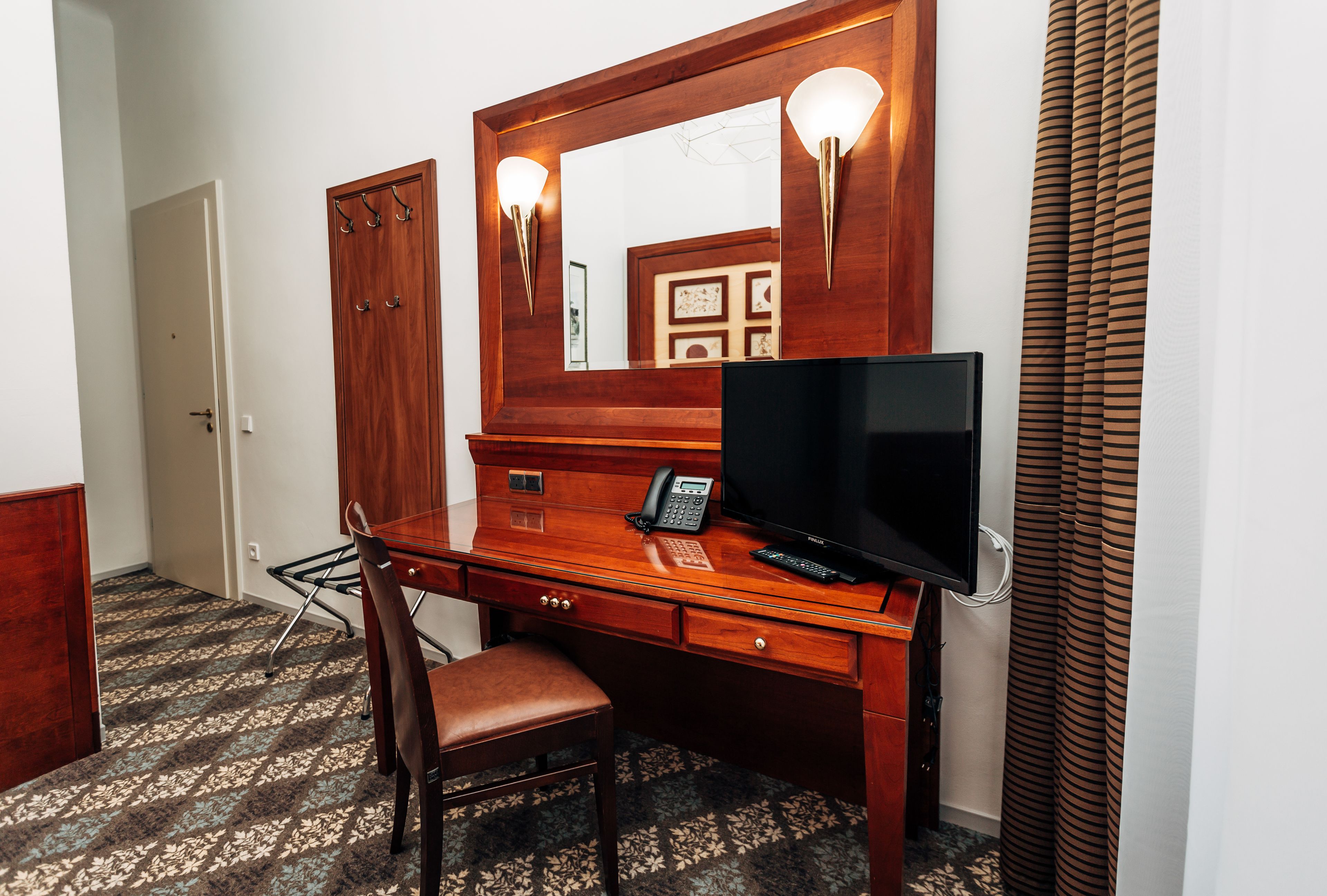 single room (compact) | 1 bedroom, minibar, in-room safe, desk