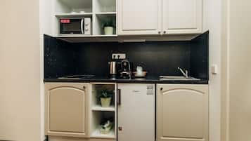 Quarto quádruplo conforto, vista para o pátio | Cozinha privada | Frigobar