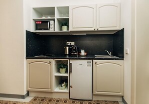 Comfort Quadruple Room, Courtyard View | Private kitchen