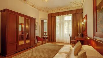 Deluxe Double Room | Minibar, in-room safe, desk, laptop workspace