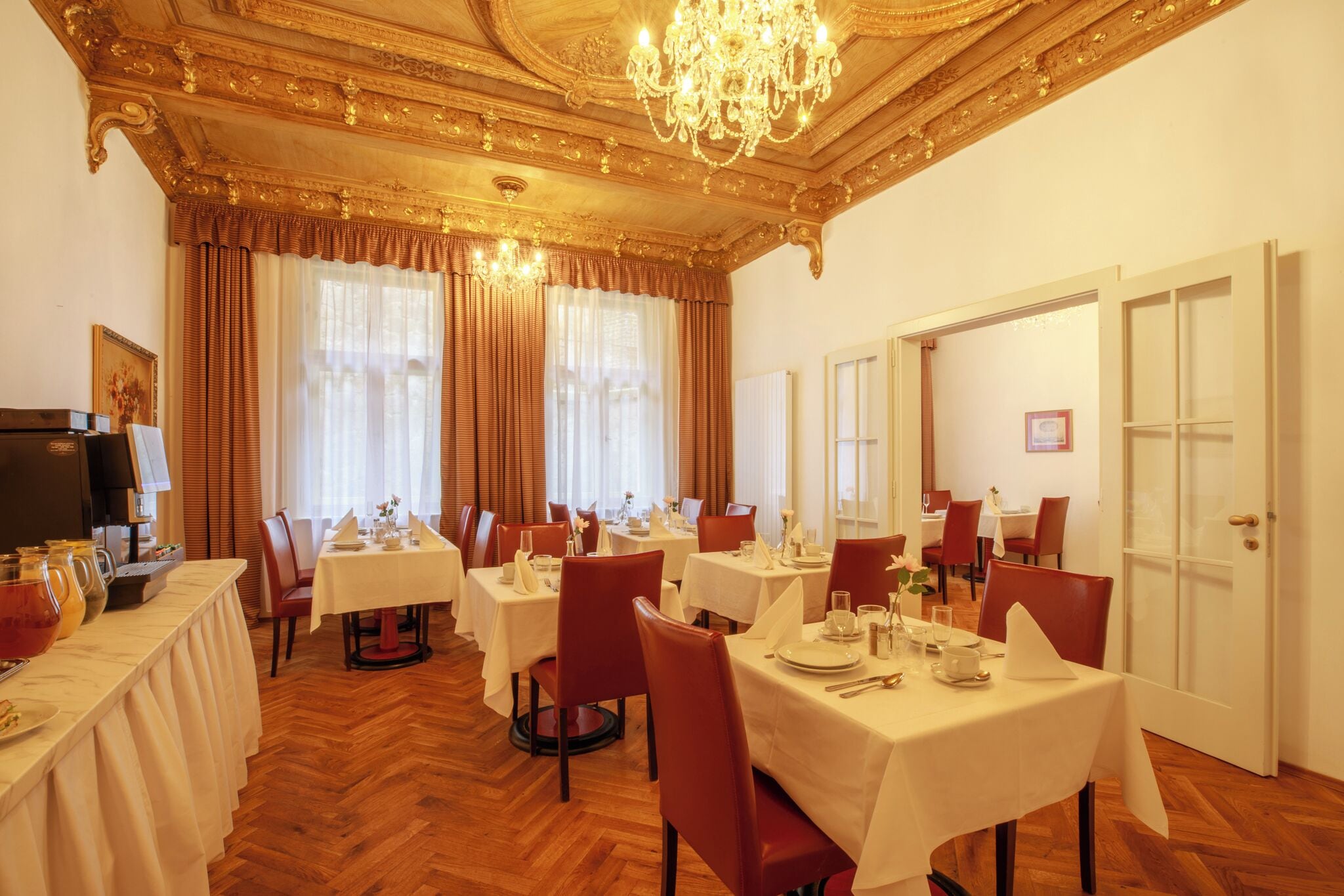 每日供应自助式早餐（每人 EUR 15）