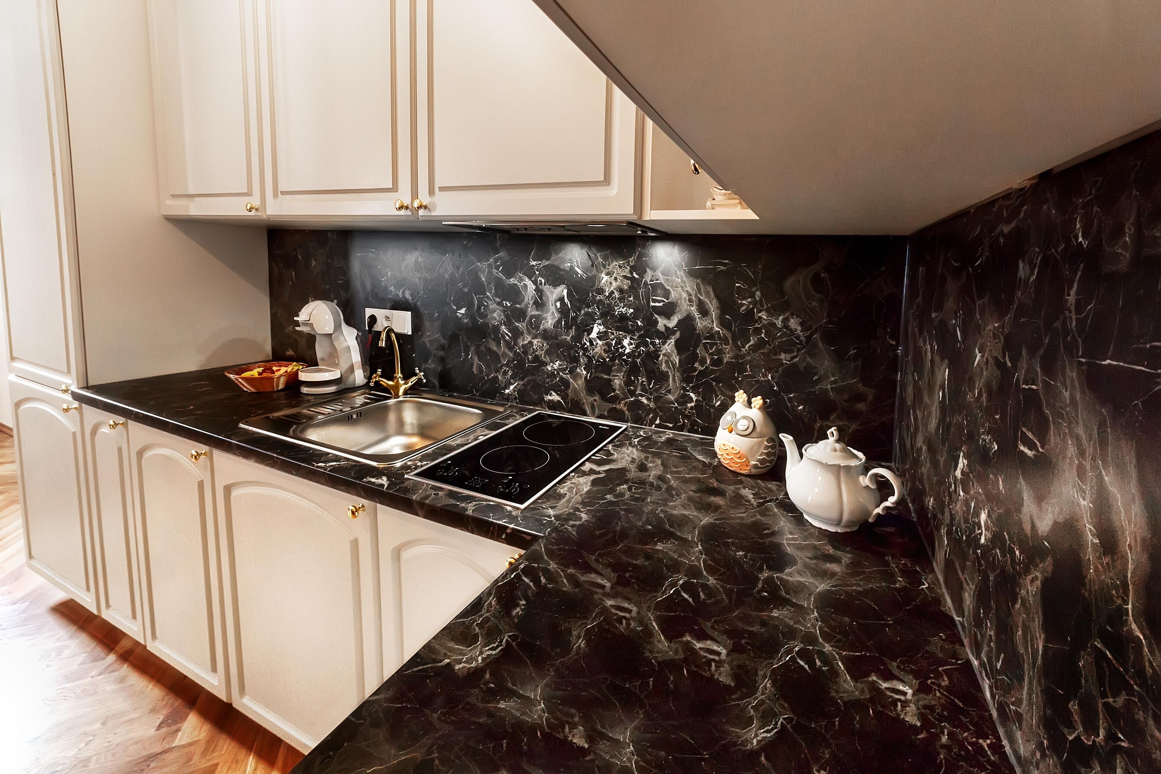 deluxe suite, 2 bedrooms, kitchen, city view | private kitchen | full-sized fridge, cookware/dishes/utensils