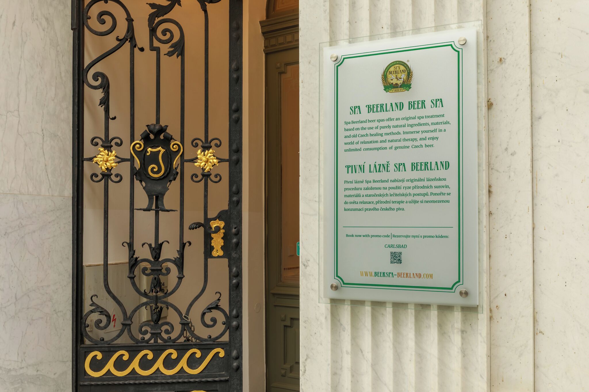 Una reja de hierro forjado con un emblema decorativo y las letras “CCCC” debajo.