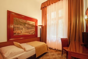 Quarto duplo conforto | Frigobar, cofres nos quartos, escrivaninha