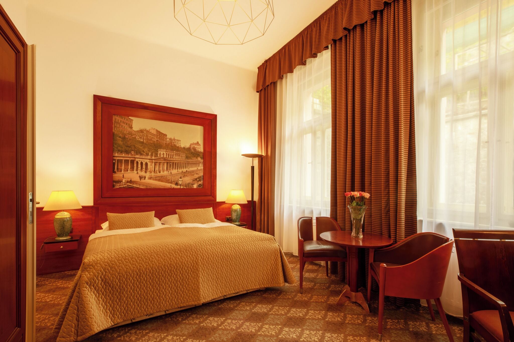 Comfort tweepersoonskamer, uitzicht op de binnenplaats | Een minibar, een kluis op de kamer, een bureau, een laptopwerkplek