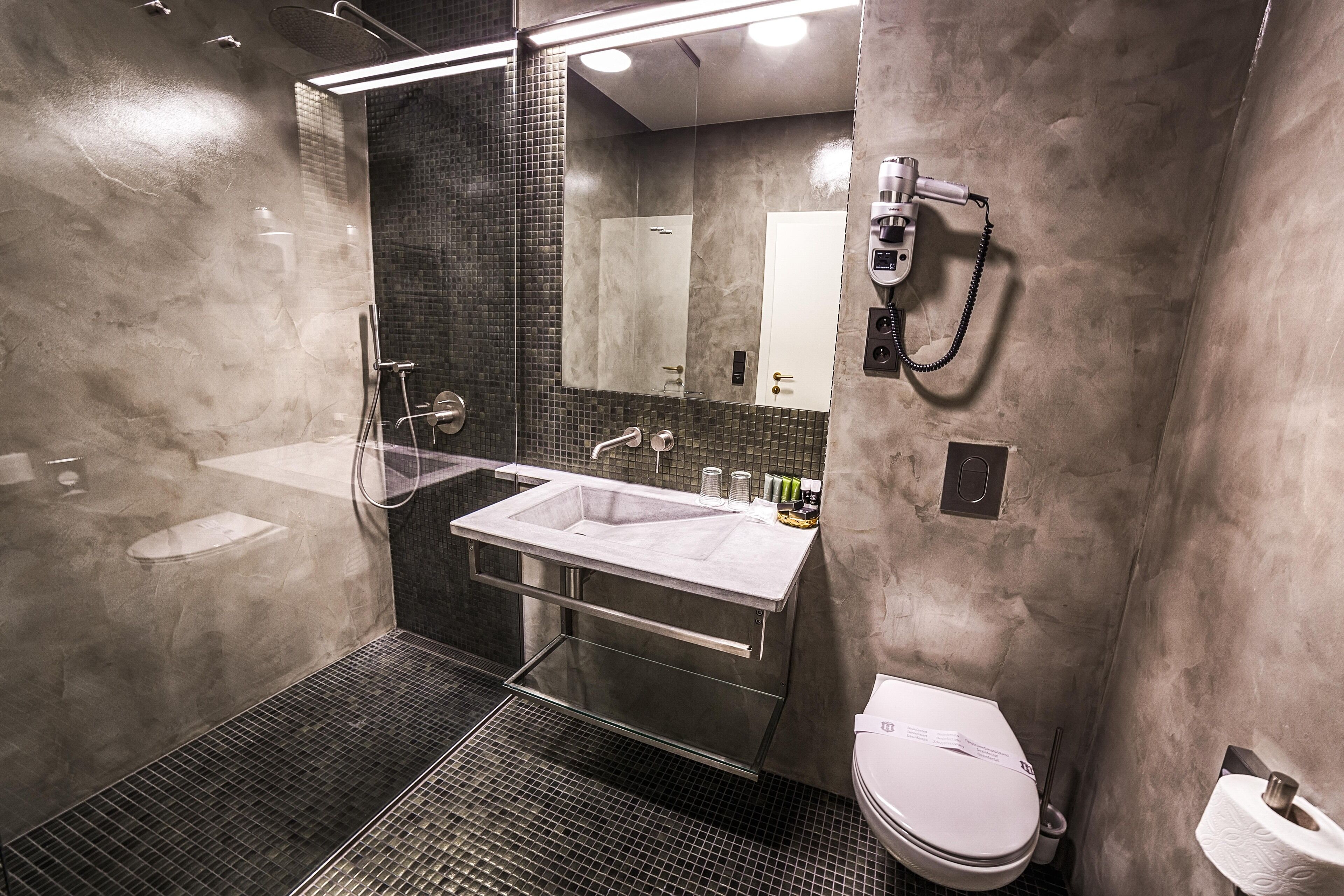 deluxe suite, 2 bedrooms, kitchen, city view | bathroom | shower, hair dryer, slippers, towels