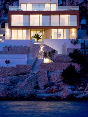 Voorkant accommodatie - avond/nacht