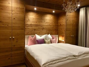 Huone (Wohlfühlzimmer) | Tallelokero huoneessa, ilmaiset vauvansängyt, ilmainen Wi-Fi