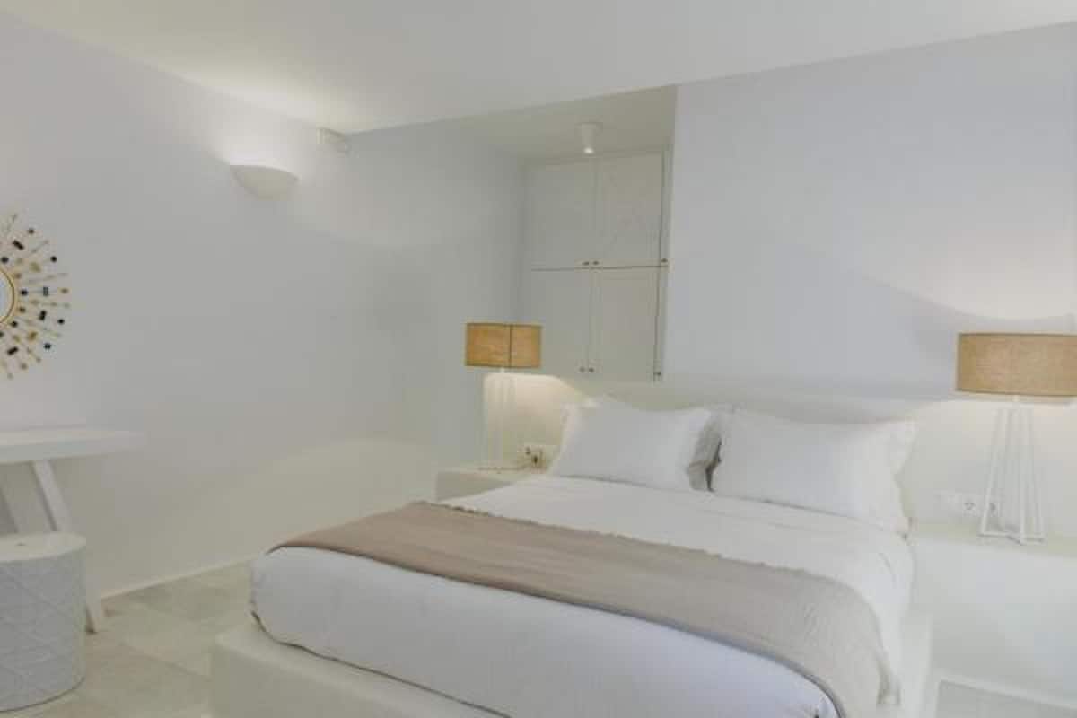 أغطية فراش متميزة وخزنة داخل الغرفة وبديكورات فريدة لكل غرفة